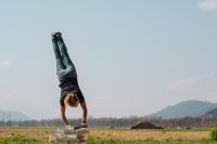 Handstand auf Buchstapel